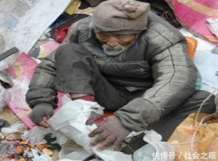 乞丐捡到钱还给失主,对方说少一万,乞丐撩起衣服,让男子落泪