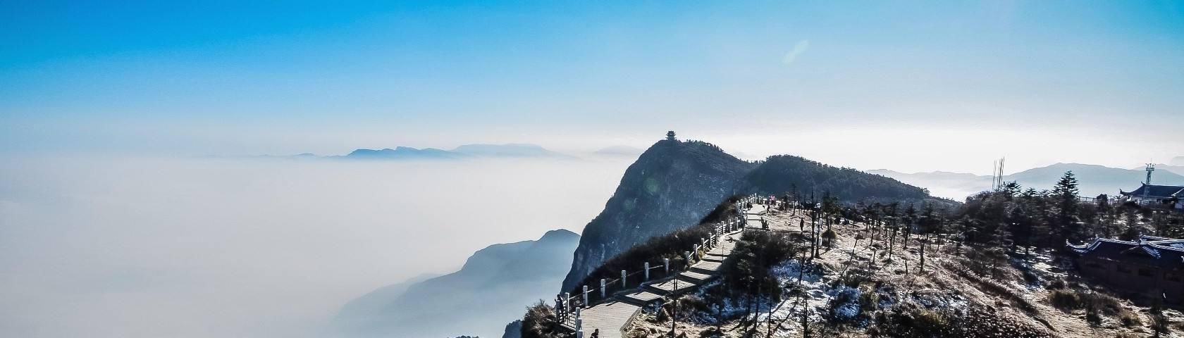 太罕见!可能一辈子也没见,无论云海还是佛光总有一种云山震撼你