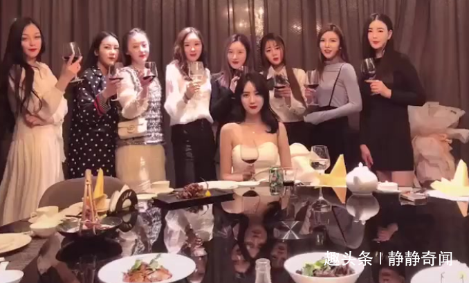 美女聚会拍合照,主角女子坐中间,放大之后使人无法淡定