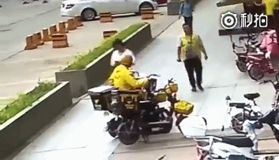 女子街头遭外卖小哥摁地暴打 网友:赔钱都要打你!