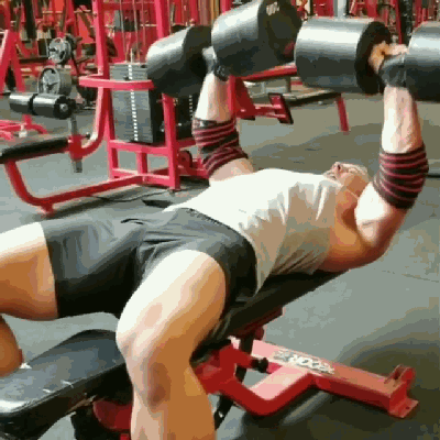 230斤肌肉猛男,不打健美却贴瓷砖,精湛手艺令雇主很满意