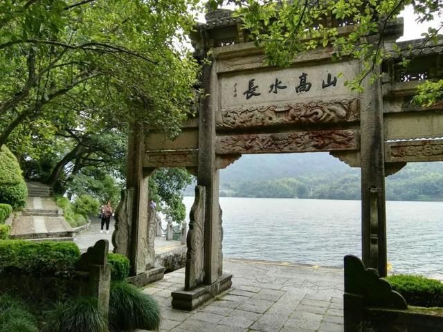 景区内主要是乘船游览,以及去到严子陵钓台所在的小山看古迹,登台俯瞰