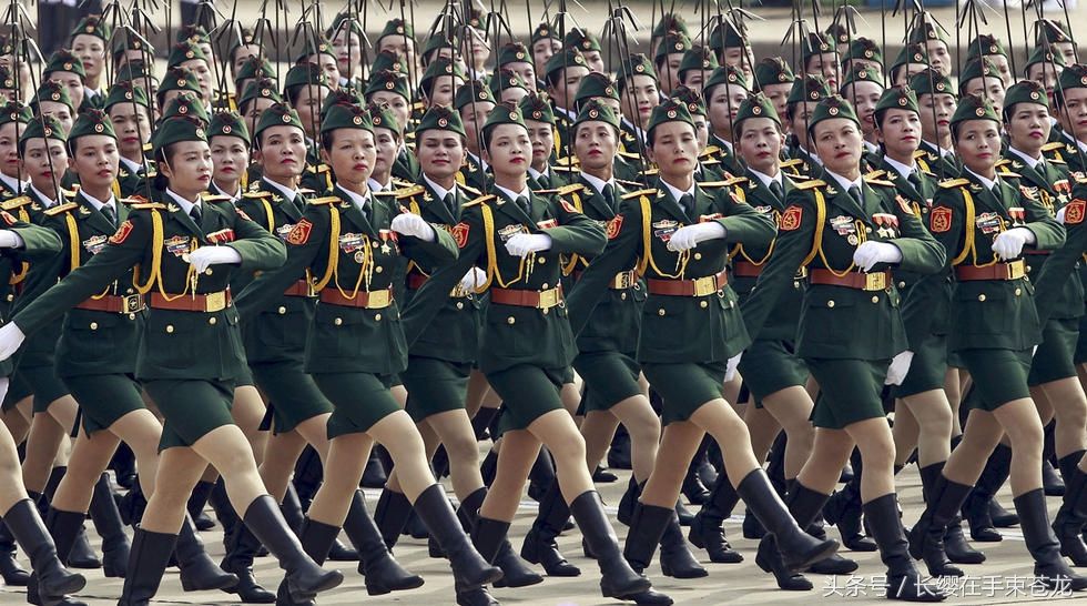 越南阅兵式特种兵手持新型步枪受阅