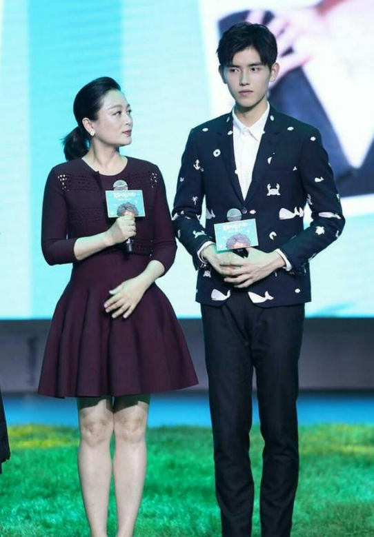 48岁陈红与儿子陈飞宇首次同框,女神老了,儿子已长成帅小伙!