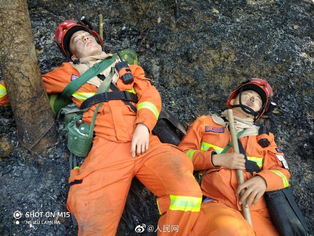 扑火后的消防员:在地上随意一躺 便睡着了