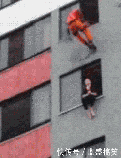 搞笑gif: 大妈,知道你技术好,但是最后那个表情能不能别这么拽!