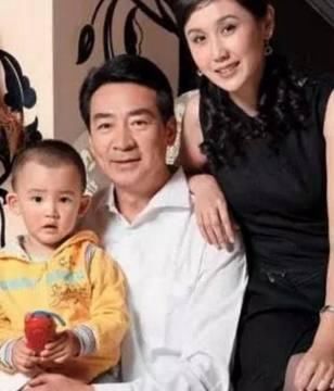 寇振海和前妻章小蕙有一个女儿,后来认识了演员李婷,53岁时寇振海和小