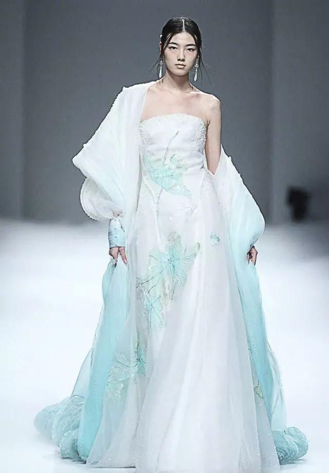上海时装周上的古典雅韵,来看看这些美呆了的汉服!色彩011期