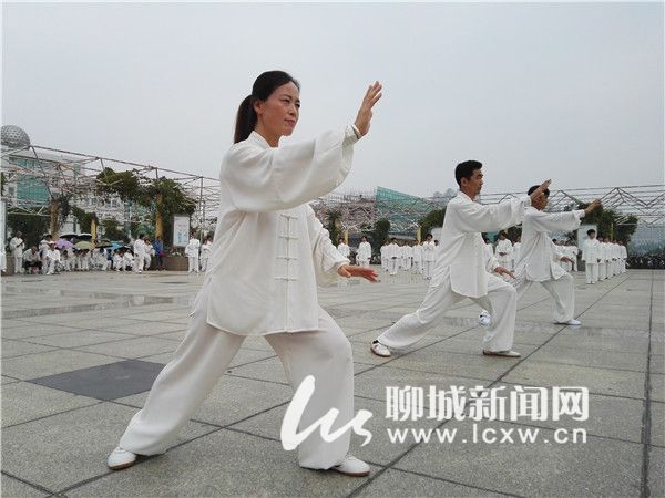 聊城数百人齐聚广场打太极