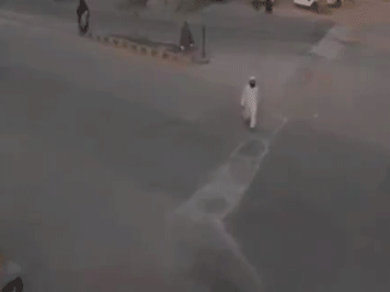 在这里过马路要当心的是.