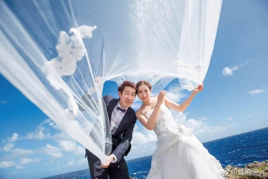 结婚证 两人晒出了在海岛拍摄的婚纱照.