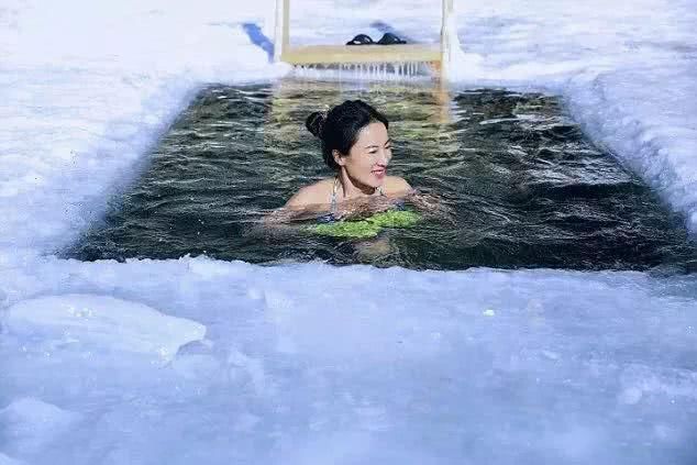 冻龄女神刘叶琳与儿子贝加尔湖冬泳冰潜,身材像少女