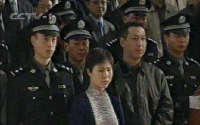 1998年12月20日,张君纠集陈世清,赵正洪等人抢劫了武汉广场,劫得130