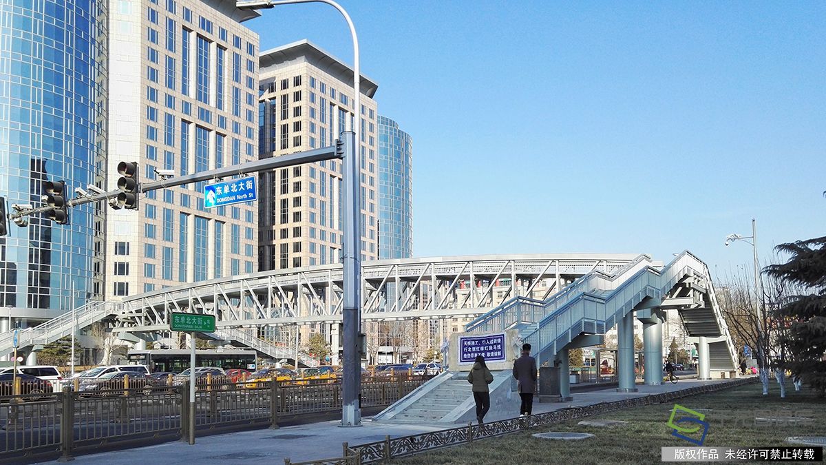 建于1999年的北京东单路口过街天桥采用的是水泥和钢架的混合结构