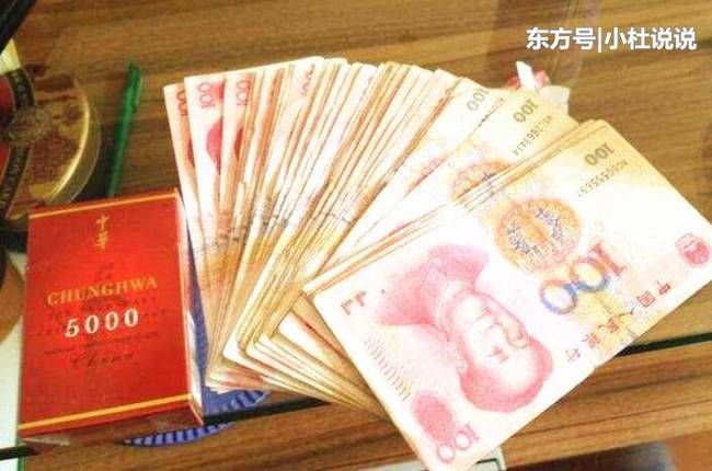 结婚后母亲提个脏包来看我,婆婆一把打落,掉出个东西