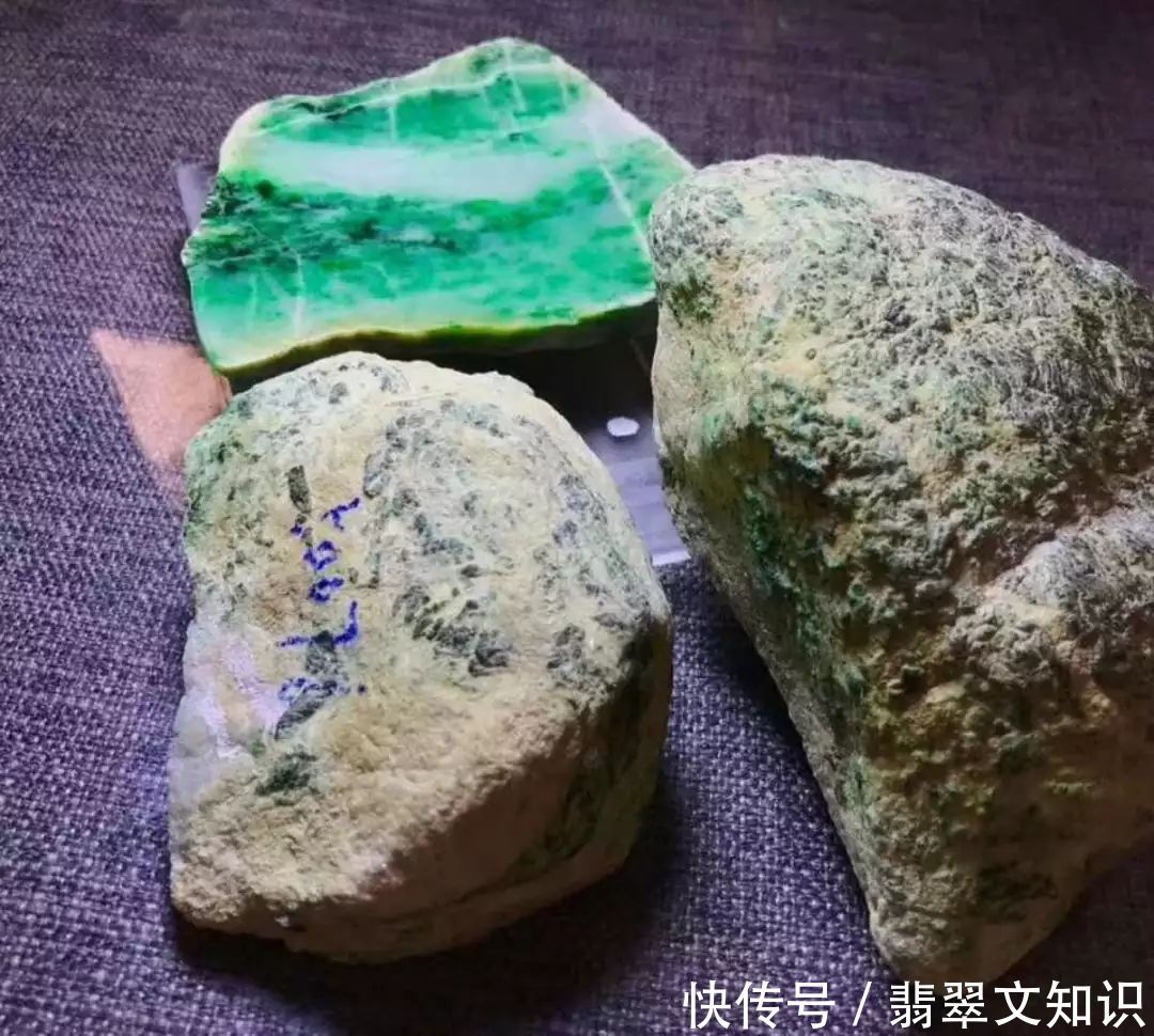 花5万买的满松花翡翠原石,切出一大片阳绿,而货主却傻眼了