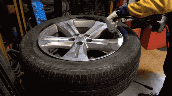 下图是拆下的轮毂,轮辋内侧粘满了轮胎皮