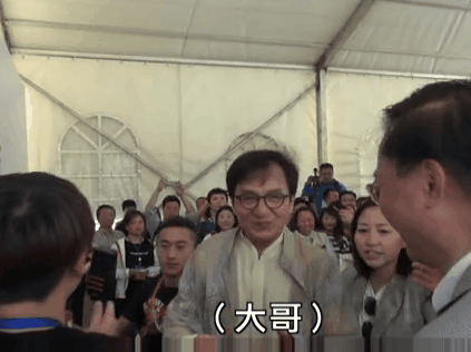 成龙掩耳拒不回应吴卓林事件后,终于正式表态了