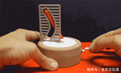 搞笑gif图: 官人这鞋就是个摆设,不卖的?
