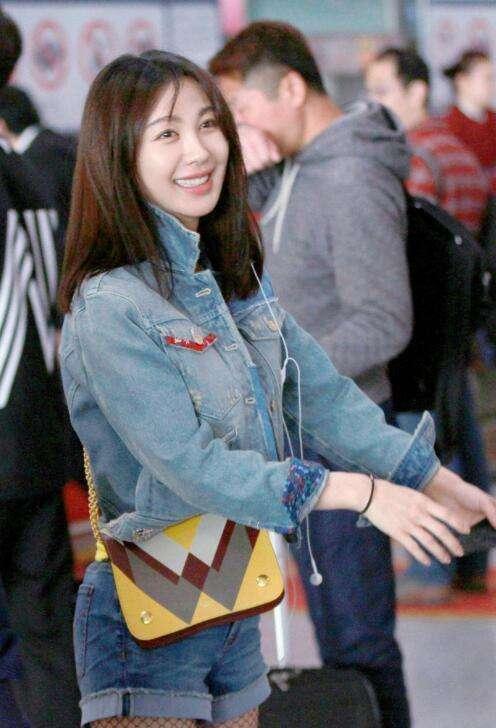 时尚界女神李菲儿, 牛仔短裤身材完美年轻就是资本!
