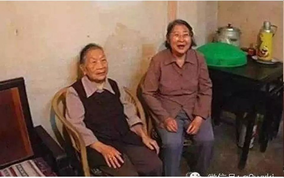 李敏和李讷在一起