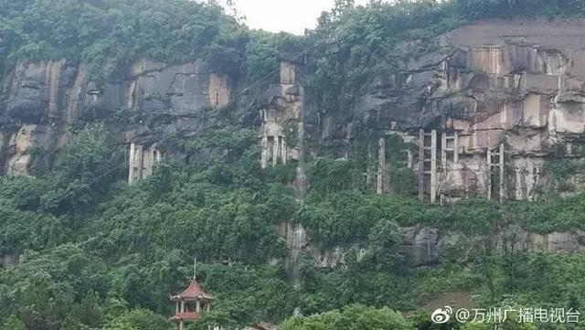 重庆万州太白岩出现五级瀑布 落差近百米壮如玉龙飞舞