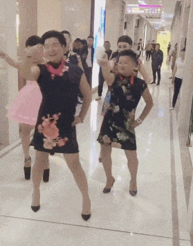 搞笑gif趣图: 单身久了, 轻轻的一撩都觉得是春天