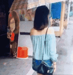 搞笑精选:原来大爷也喜欢豹纹啊,不过姑娘你这个手势是什么意思