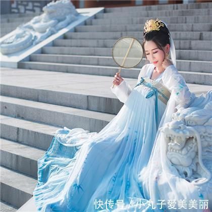 天秤座:淡蓝色的古装公主裙将慵懒典雅的公主气质表现的淋漓尽致.