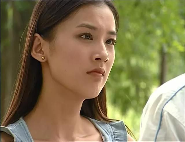 黄圣依2003年出演电视剧《红苹果乐园》,角色不讨人喜欢,但是黑直长真
