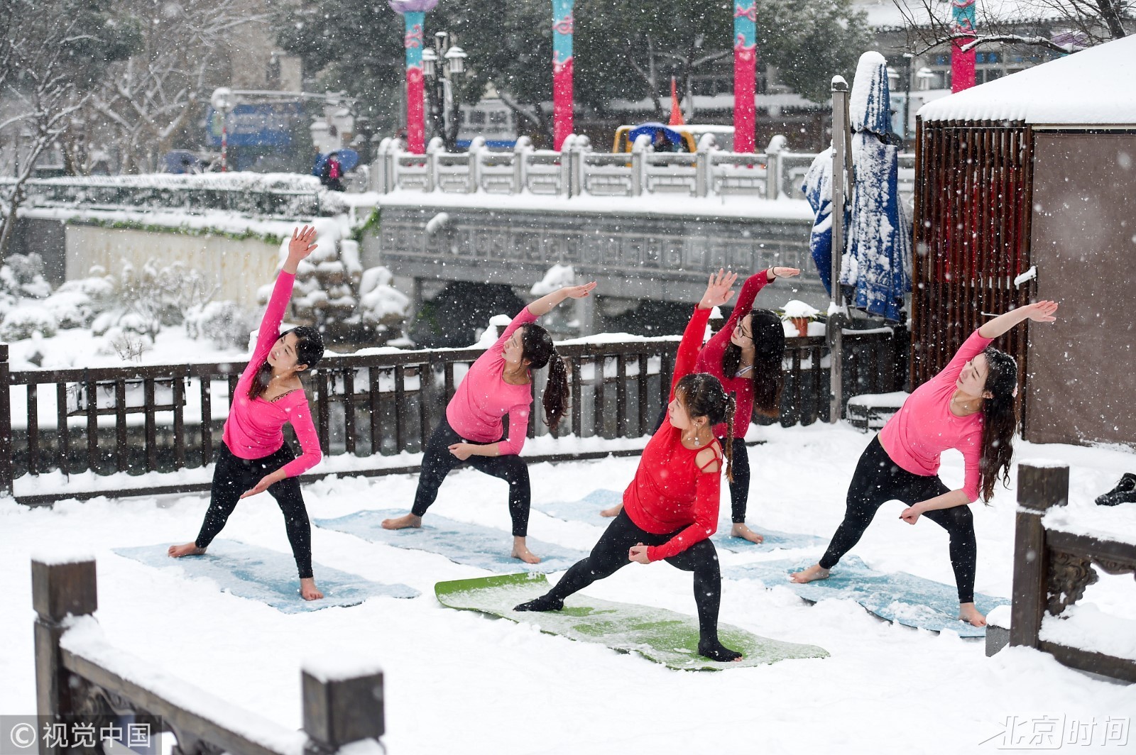 她们在纷飞的大雪中秀出美丽"冻人"身材,和周围的冰天雪地融为一体