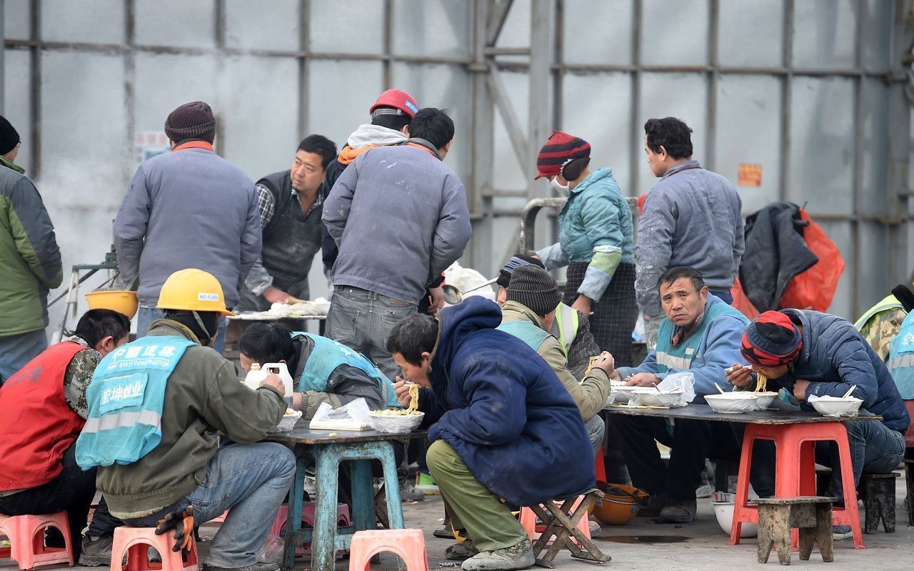 14张农民工吃饭的场景,看着看着能让您哽咽,看哭了