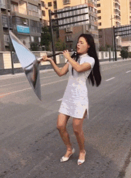 你这唢呐上套了个锅盖吧这舞姿,可以到广场上领舞了又骗我去掰苞米