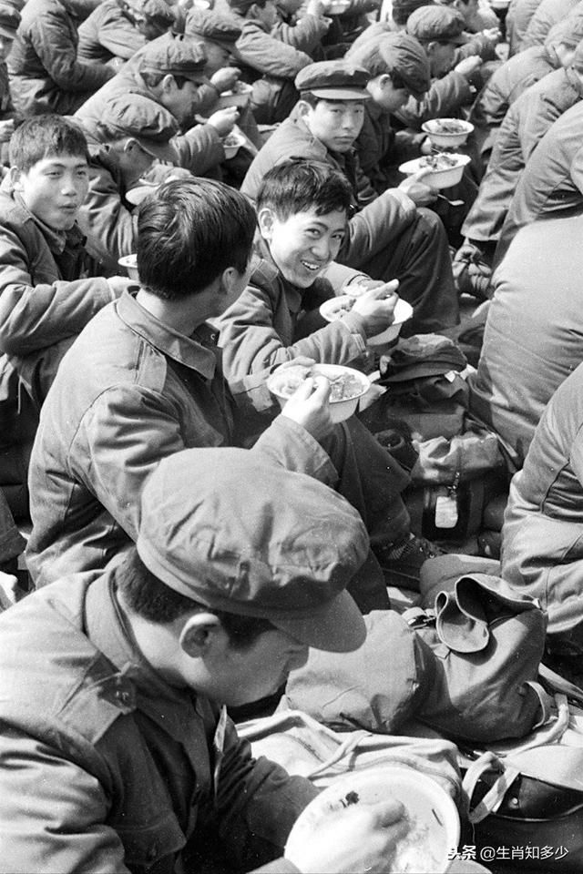 1986年中国珍贵历史老照片:火车站附近,一群准备坐火车的新兵,坐在地