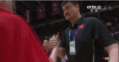 中国男篮复仇夺冠,姚明表情变化:落后噘嘴,反超点头,领先大笑