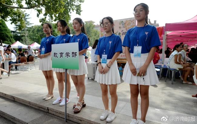 山师学姐制服迎新生,家长扛包护送上学