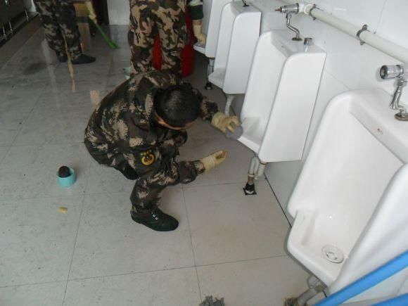 部队厕所之所以这么干净,是军人蹲在地上一寸一寸擦出来的,便池要用