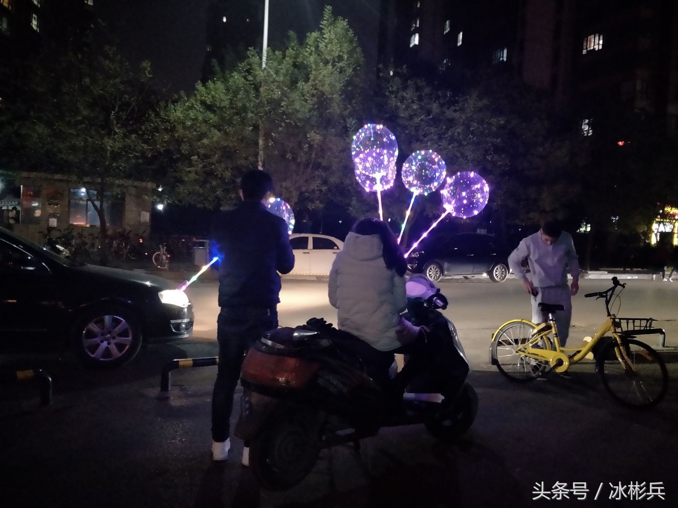 实拍:大晚上的一对情侣带着口罩在西安街头卖网红气球