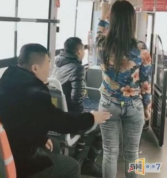 女孩裤子穿反了,他好心提醒结果让人脸红