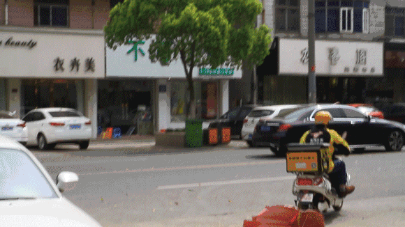 一位兼职滴滴外卖的小哥告诉小编, 他跑得单最大的是25元一单.