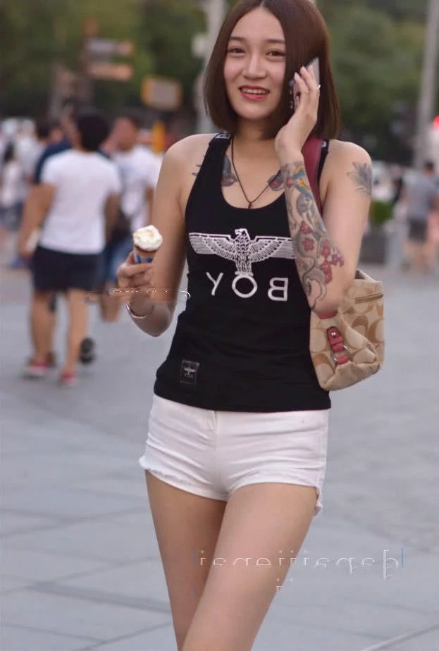 霸气纹身小姐姐超短裤,丰润的双腿十分性感迷人,全身散发着成熟韵味
