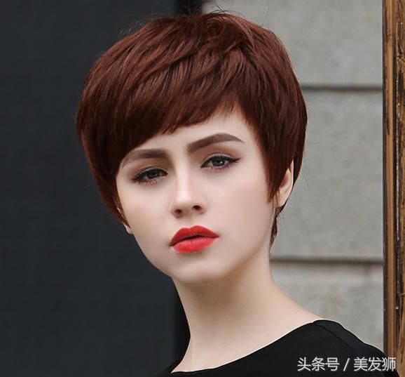 快过年了,没有做头发的,带妈妈做今年流行洋气"减龄"短发吧!
