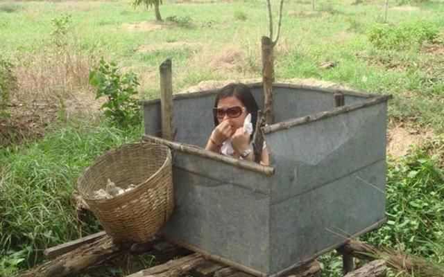越南野外厕所,美女的表情亮了