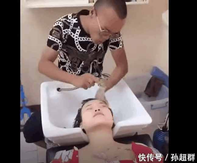 美女理发店洗头,不料尴尬的一幕出现了,小伙子:定力太