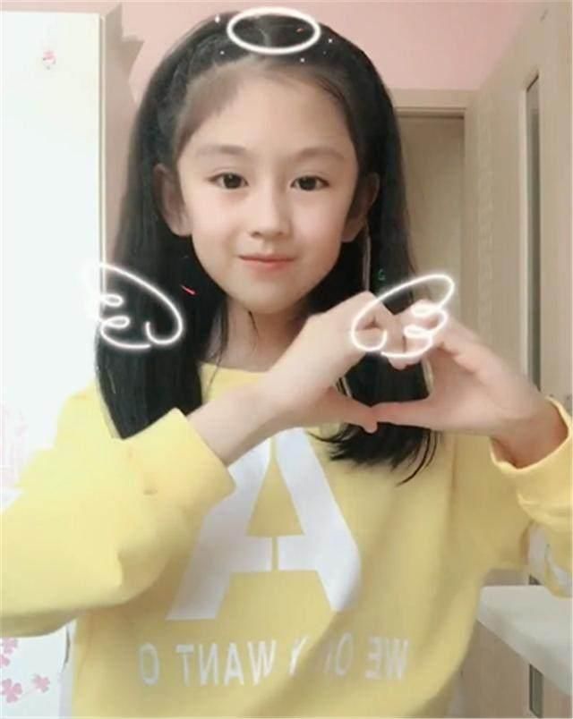 10岁小女孩颜值超高,成绩好还会化妆打扮,网友直呼以后不愁嫁