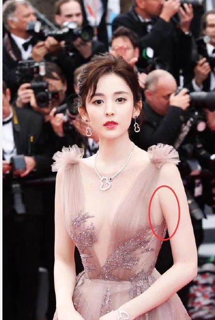 而同样是仙女裙的古力娜扎,没有副乳,看起来比关晓彤整体美很多.