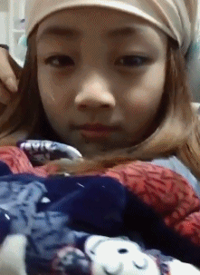 搞笑gif:一定是爱情的力量,不信你瞅瞅大妈手上是啥