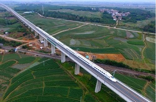 兴义至百色铁路,规划线路自拟建盘兴铁路兴义南站引出,沿既有南昆线