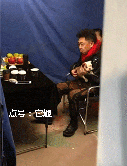 搞笑gif:人家是摇滚协会会长,弹个狗怎么啦,怎么啦!