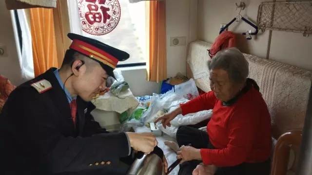 32岁的罗磊是z384次列车第五乘务组的列车长.